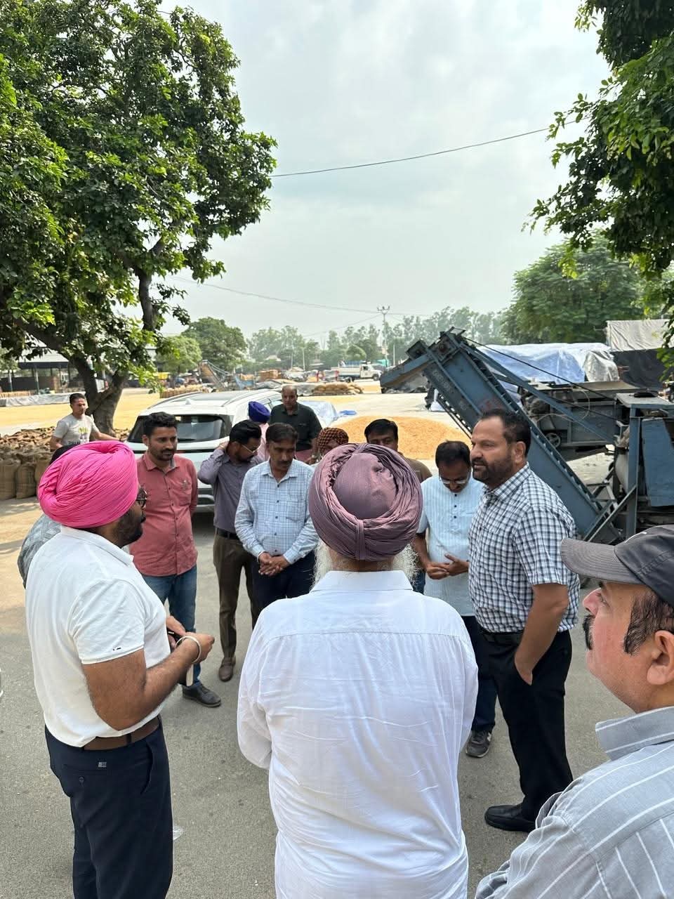 Additional Deputy Commissioner (Development) and (G) visited the mandis of the district, reviewed the arrangements.